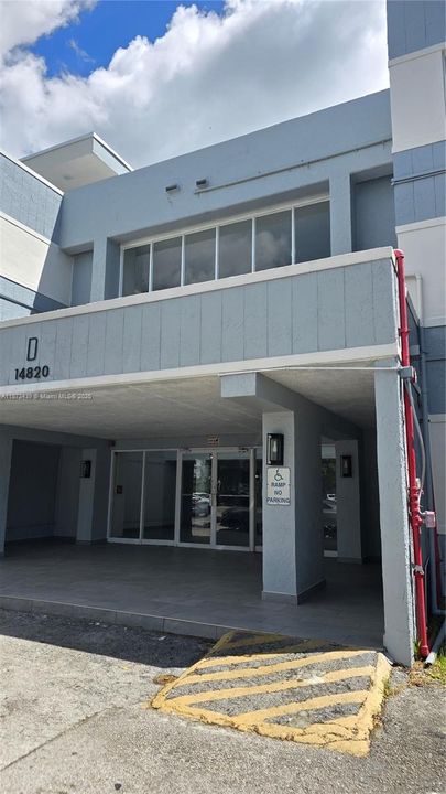 Activo con contrato: $1,650 (2 camas, 2 baños, 1075 Pies cuadrados)