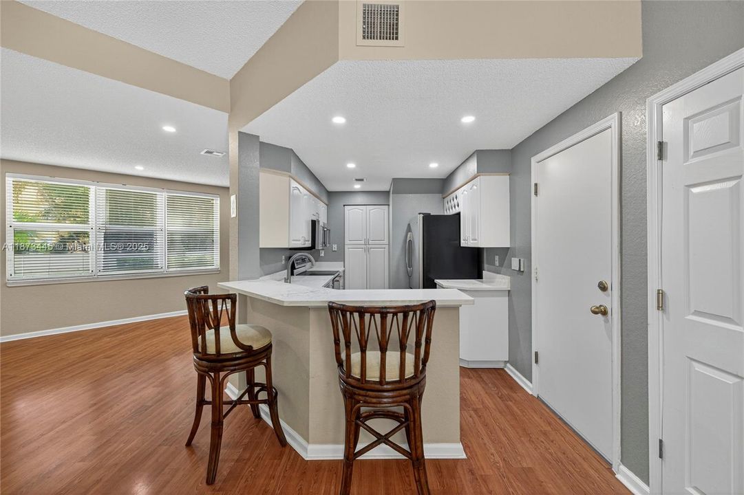 待售: $580,000 (2 贝兹, 2 浴室, 1670 平方英尺)