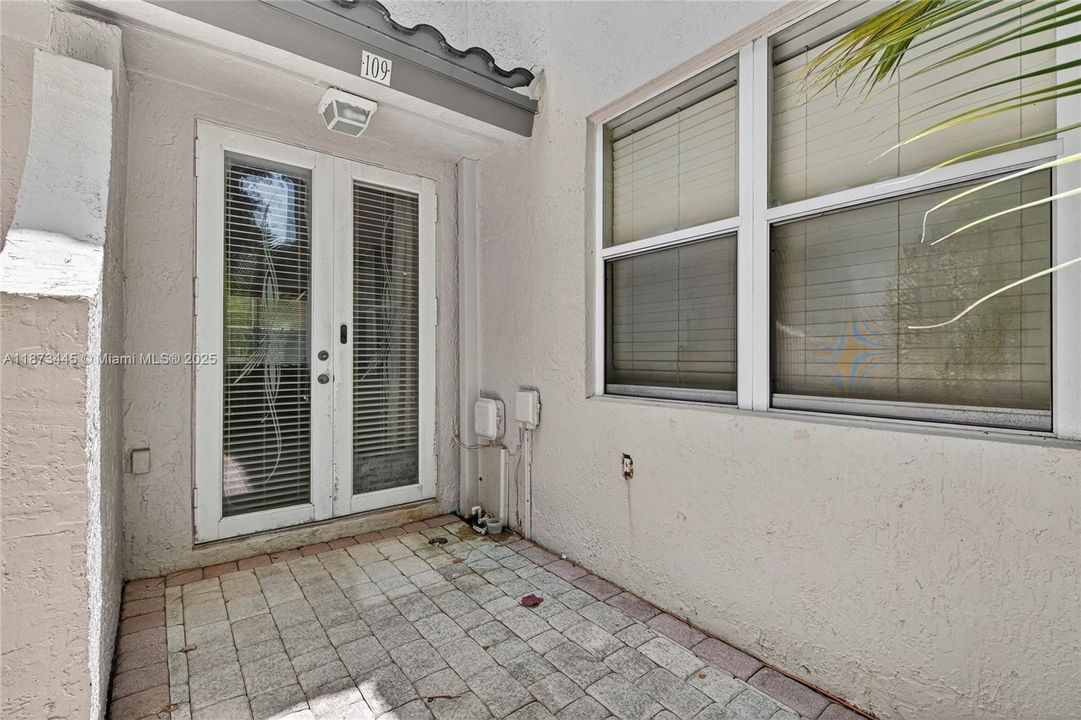 待售: $580,000 (2 贝兹, 2 浴室, 1670 平方英尺)