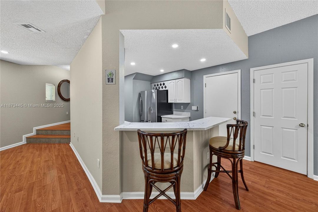 待售: $580,000 (2 贝兹, 2 浴室, 1670 平方英尺)