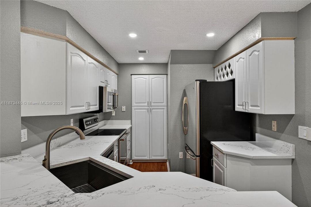 待售: $580,000 (2 贝兹, 2 浴室, 1670 平方英尺)