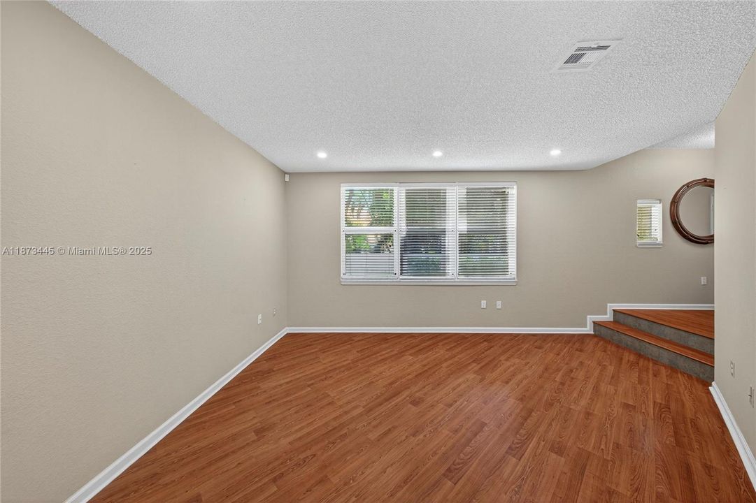 待售: $580,000 (2 贝兹, 2 浴室, 1670 平方英尺)