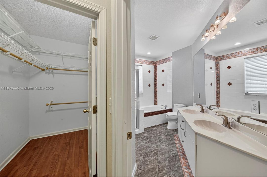 待售: $580,000 (2 贝兹, 2 浴室, 1670 平方英尺)