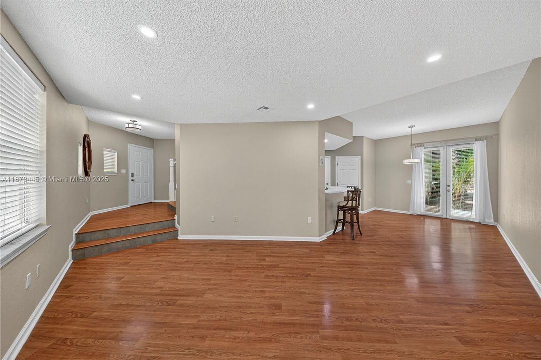 待售: $580,000 (2 贝兹, 2 浴室, 1670 平方英尺)