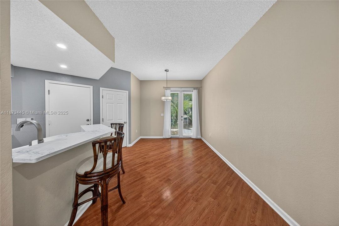 待售: $580,000 (2 贝兹, 2 浴室, 1670 平方英尺)