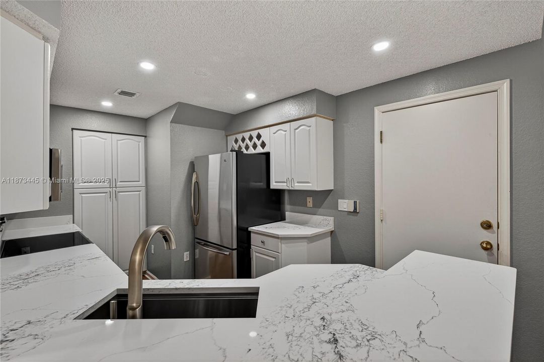 待售: $580,000 (2 贝兹, 2 浴室, 1670 平方英尺)