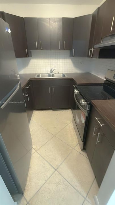 Active With Contract: $1,390 (1 beds, 1 baths, 633 Square Feet)