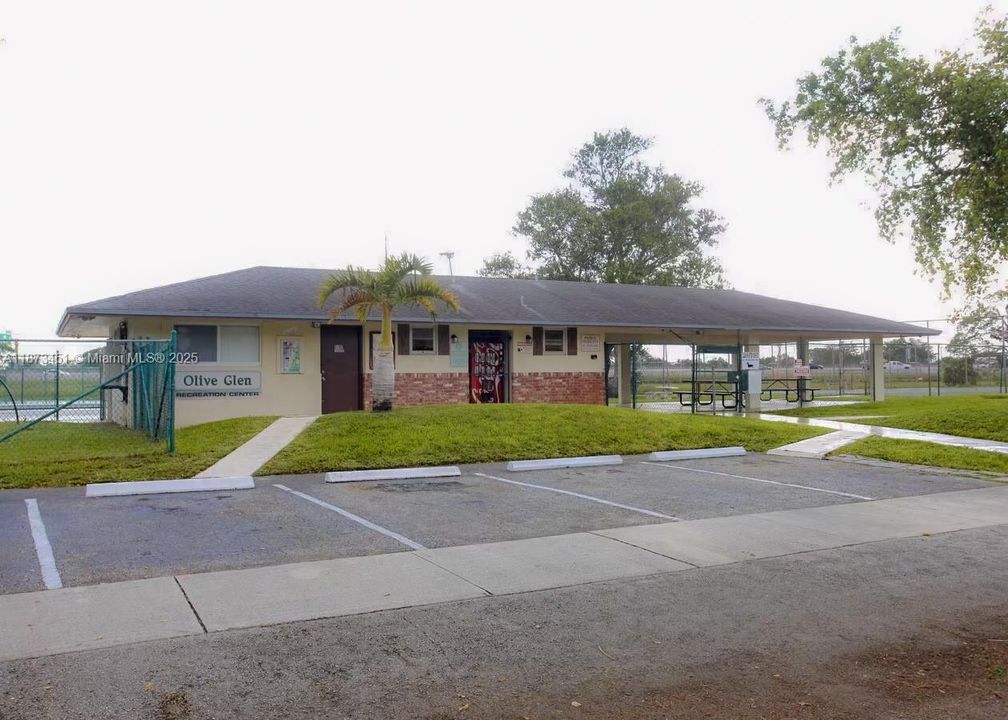 Active With Contract: $1,390 (1 beds, 1 baths, 633 Square Feet)