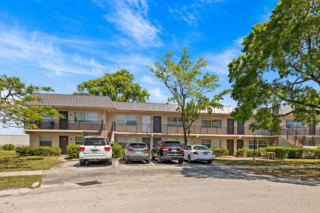 Active With Contract: $1,390 (1 beds, 1 baths, 633 Square Feet)