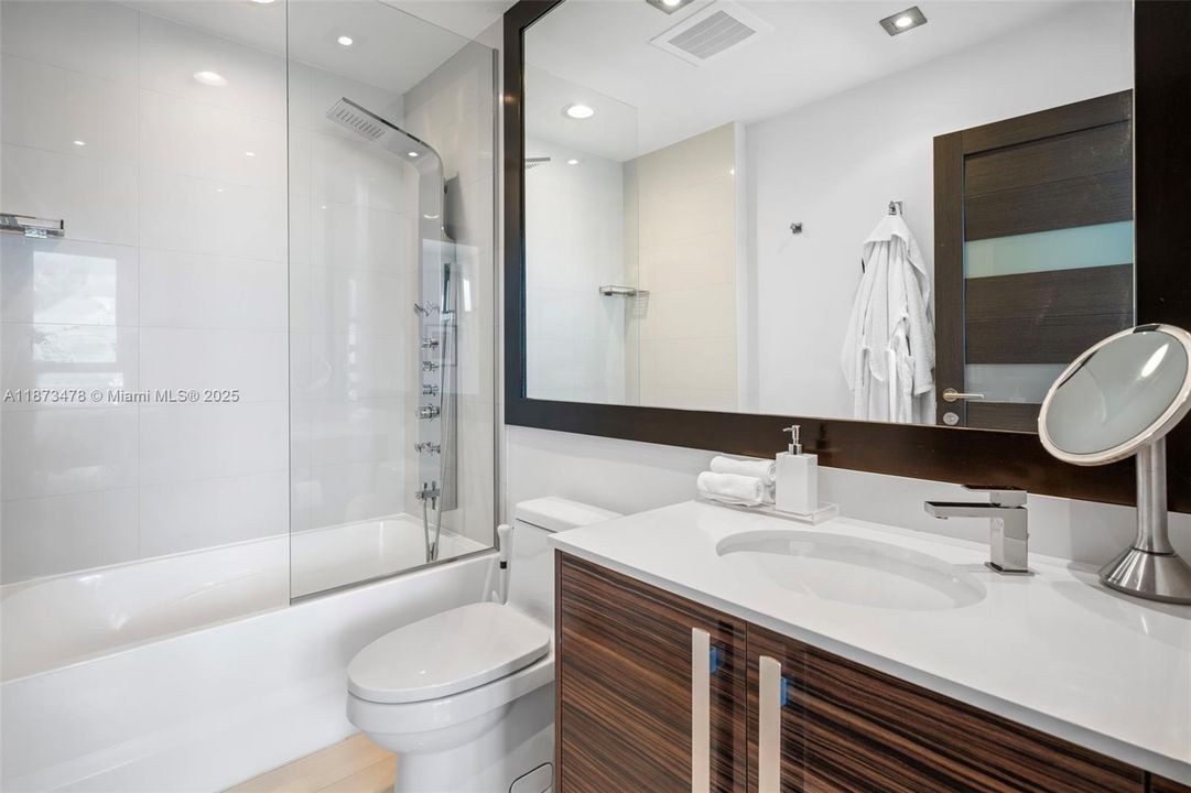 Active With Contract: $1,595,000 (2 beds, 2 baths, 1666 Square Feet)