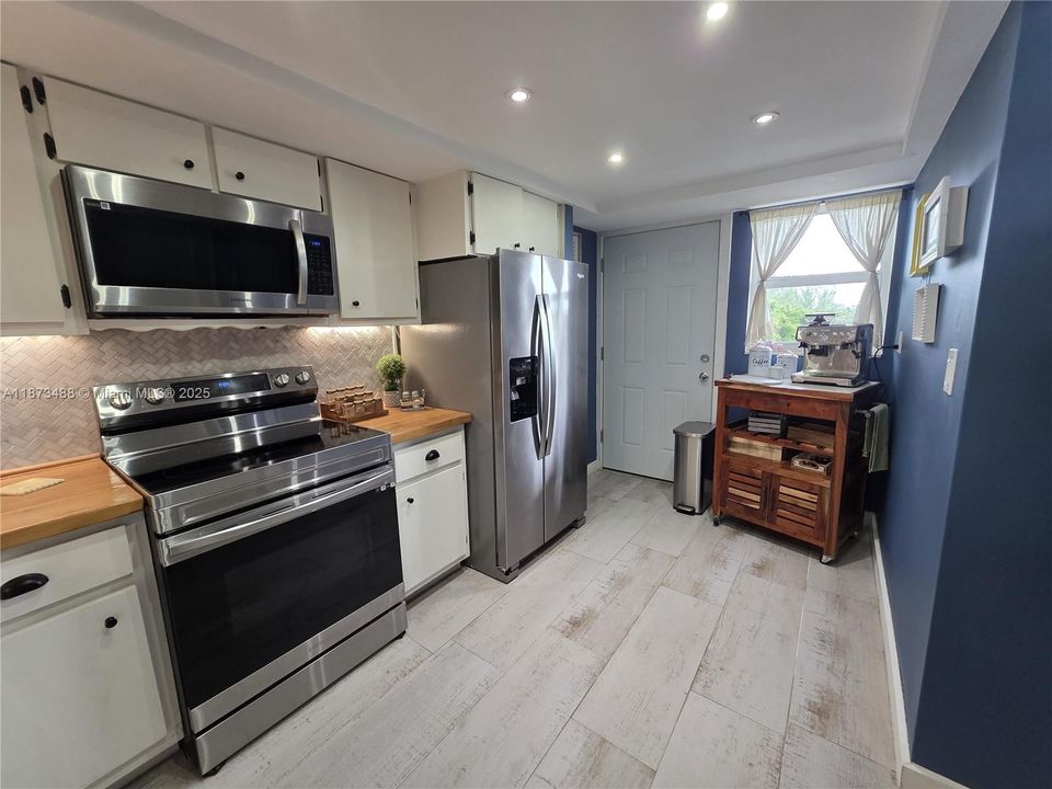 Active With Contract: $227,000 (2 beds, 2 baths, 1317 Square Feet)