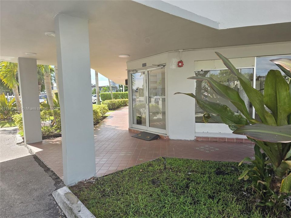 Active With Contract: $227,000 (2 beds, 2 baths, 1317 Square Feet)