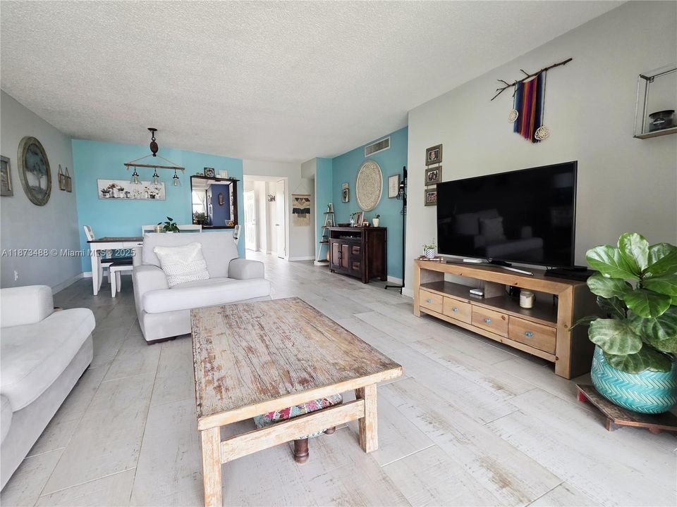 Active With Contract: $227,000 (2 beds, 2 baths, 1317 Square Feet)