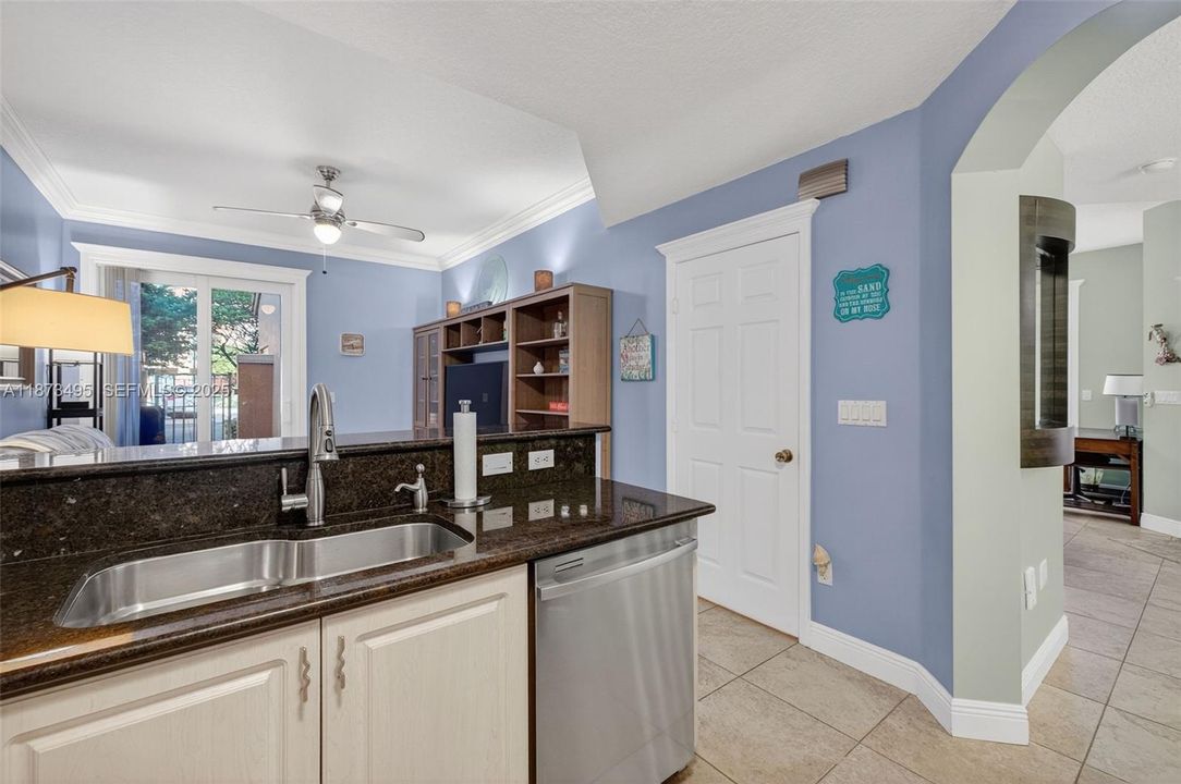 На продажу: $387,000 (3 спален, 2 ванн, 1391 Квадратных фут)