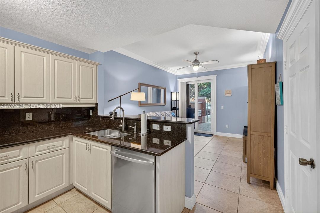 На продажу: $387,000 (3 спален, 2 ванн, 1391 Квадратных фут)