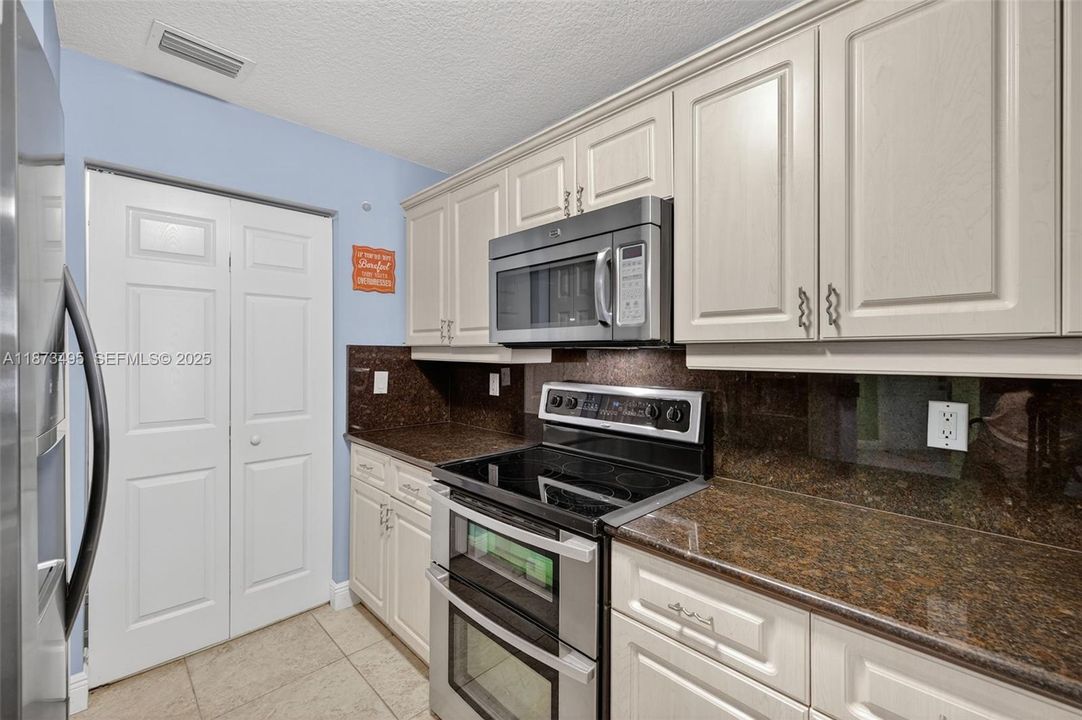 На продажу: $387,000 (3 спален, 2 ванн, 1391 Квадратных фут)