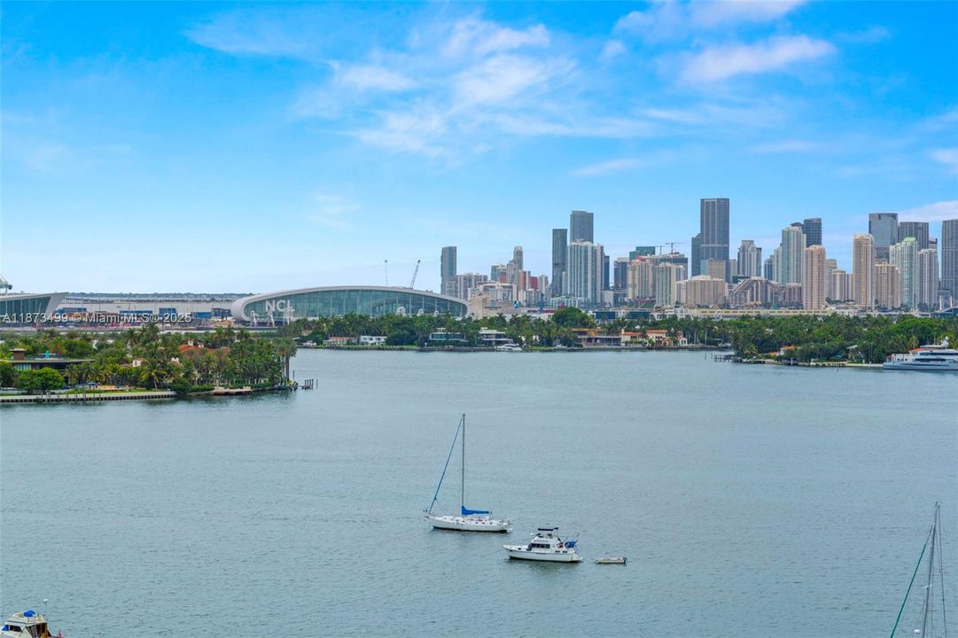 For Sale: $1,199,000 (2 beds, 2 baths, 1239 Square Feet)