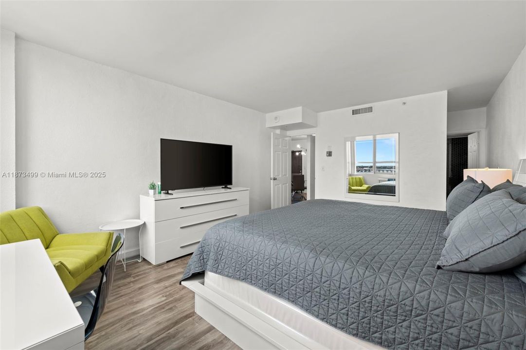 For Sale: $1,199,000 (2 beds, 2 baths, 1239 Square Feet)