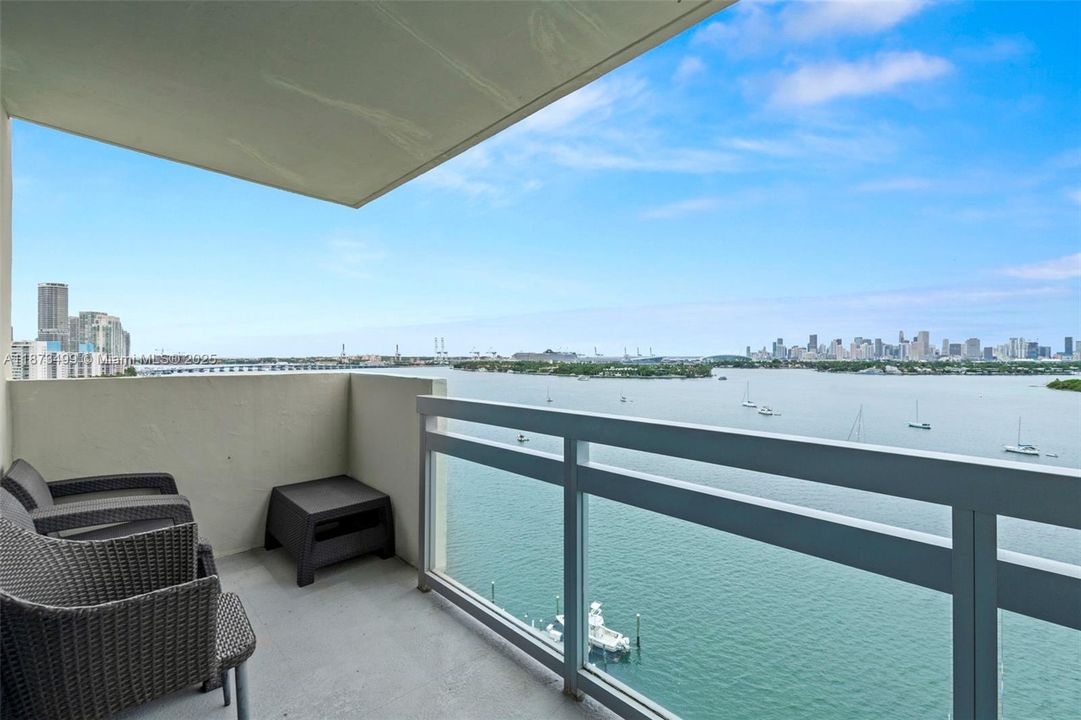 For Sale: $1,199,000 (2 beds, 2 baths, 1239 Square Feet)