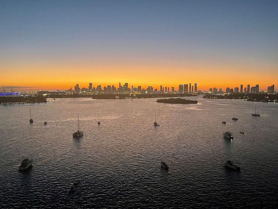 For Sale: $1,199,000 (2 beds, 2 baths, 1239 Square Feet)