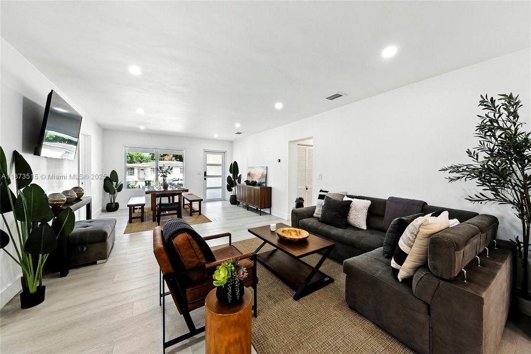 Под контрактом: $1,100,000 (5 спален, 3 ванн, 1950 Квадратных фут)