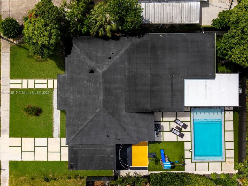 Под контрактом: $1,100,000 (5 спален, 3 ванн, 1950 Квадратных фут)