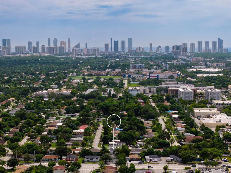 Под контрактом: $1,100,000 (5 спален, 3 ванн, 1950 Квадратных фут)