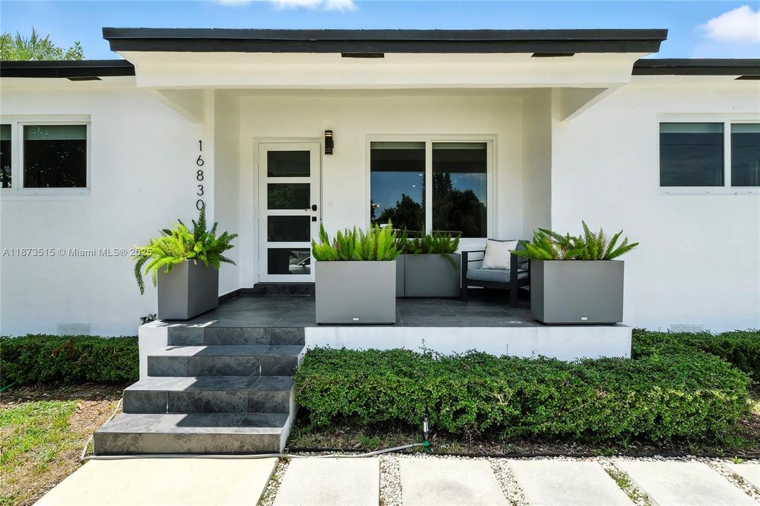 Под контрактом: $1,100,000 (5 спален, 3 ванн, 1950 Квадратных фут)