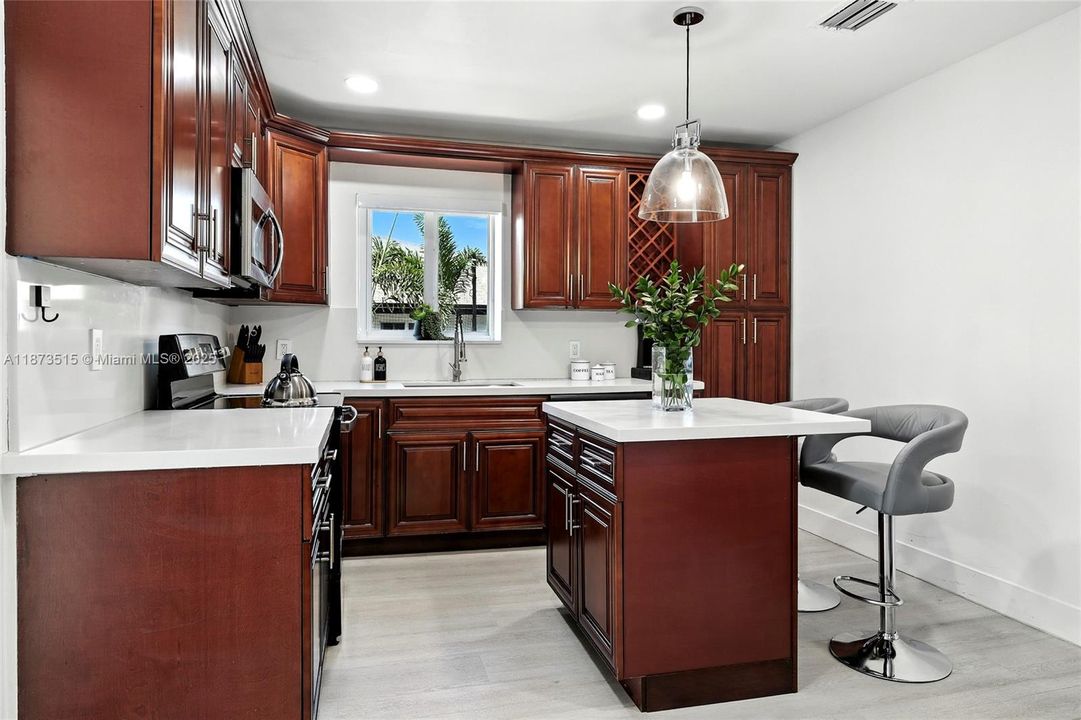 Под контрактом: $1,100,000 (5 спален, 3 ванн, 1950 Квадратных фут)