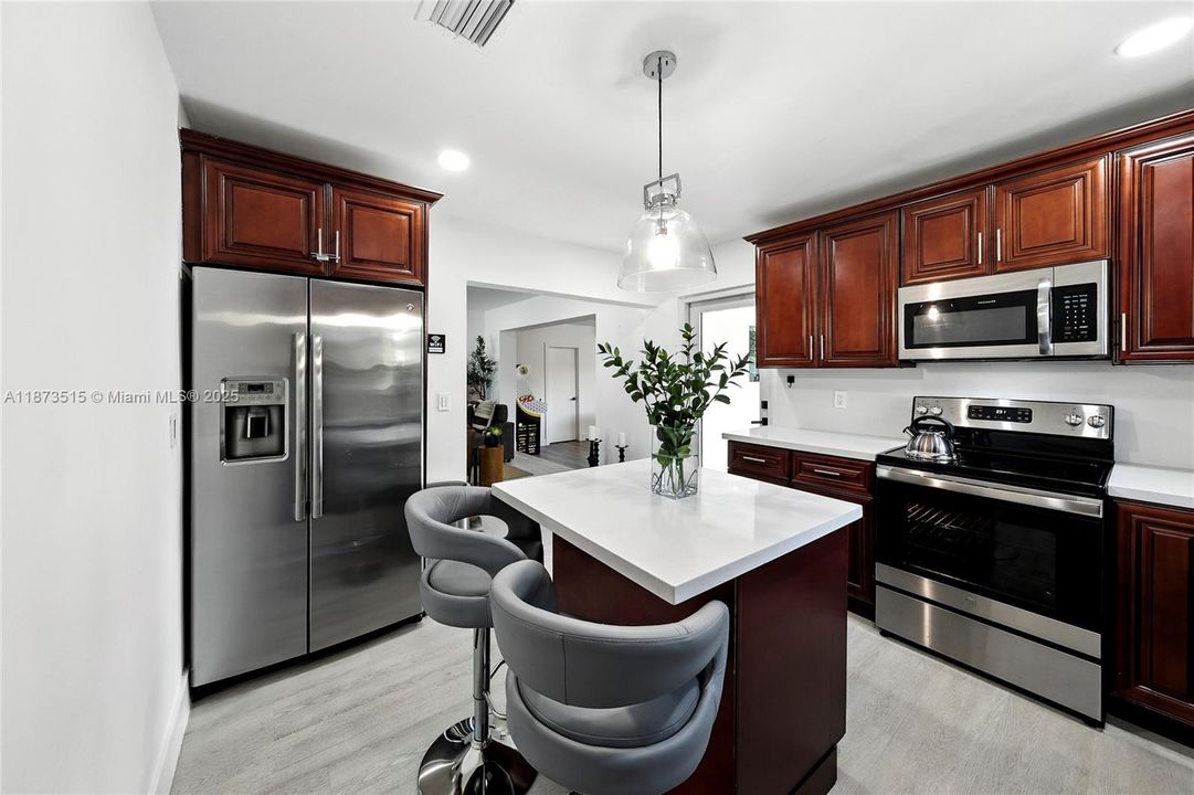 Под контрактом: $1,100,000 (5 спален, 3 ванн, 1950 Квадратных фут)