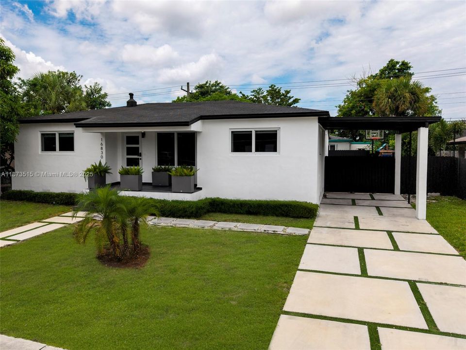 Под контрактом: $1,100,000 (5 спален, 3 ванн, 1950 Квадратных фут)