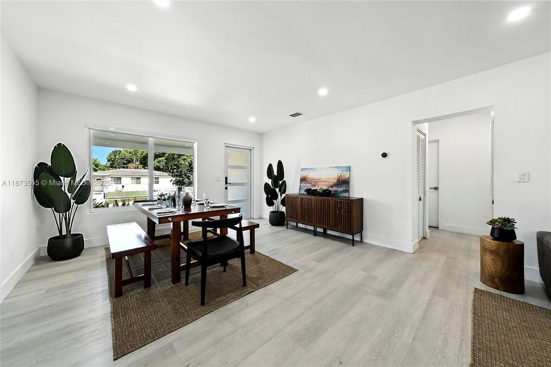 Под контрактом: $1,100,000 (5 спален, 3 ванн, 1950 Квадратных фут)