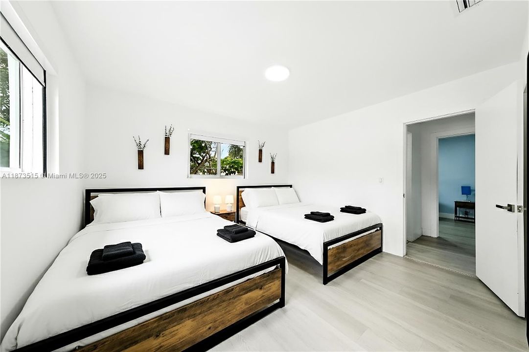 Под контрактом: $1,100,000 (5 спален, 3 ванн, 1950 Квадратных фут)