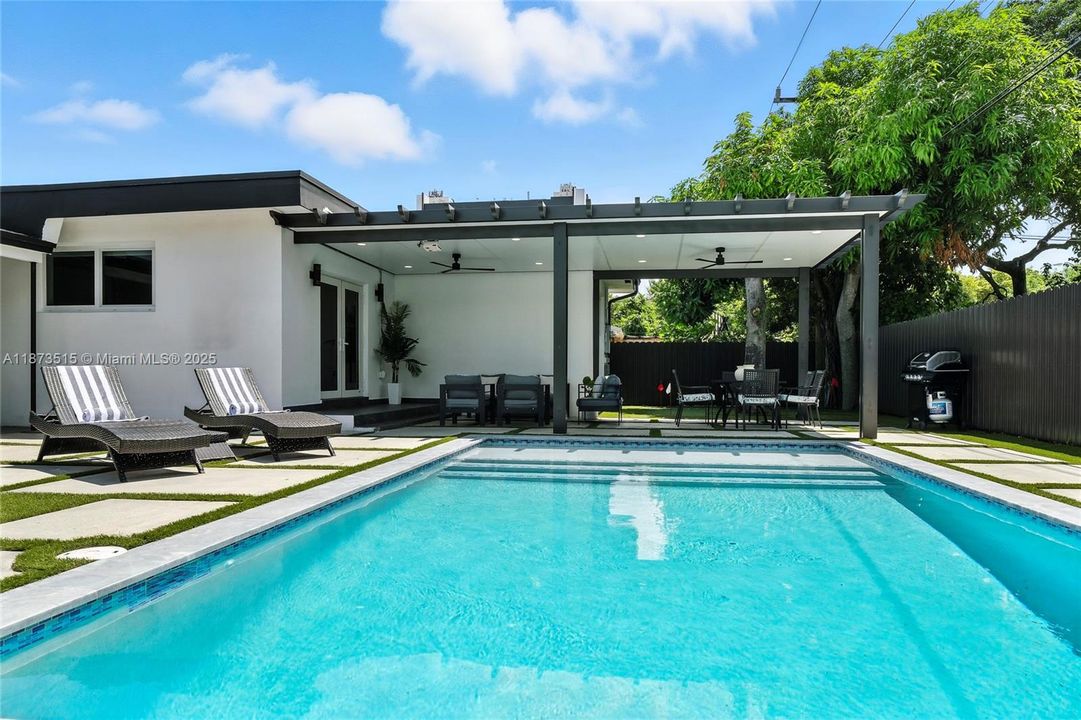 Под контрактом: $1,100,000 (5 спален, 3 ванн, 1950 Квадратных фут)