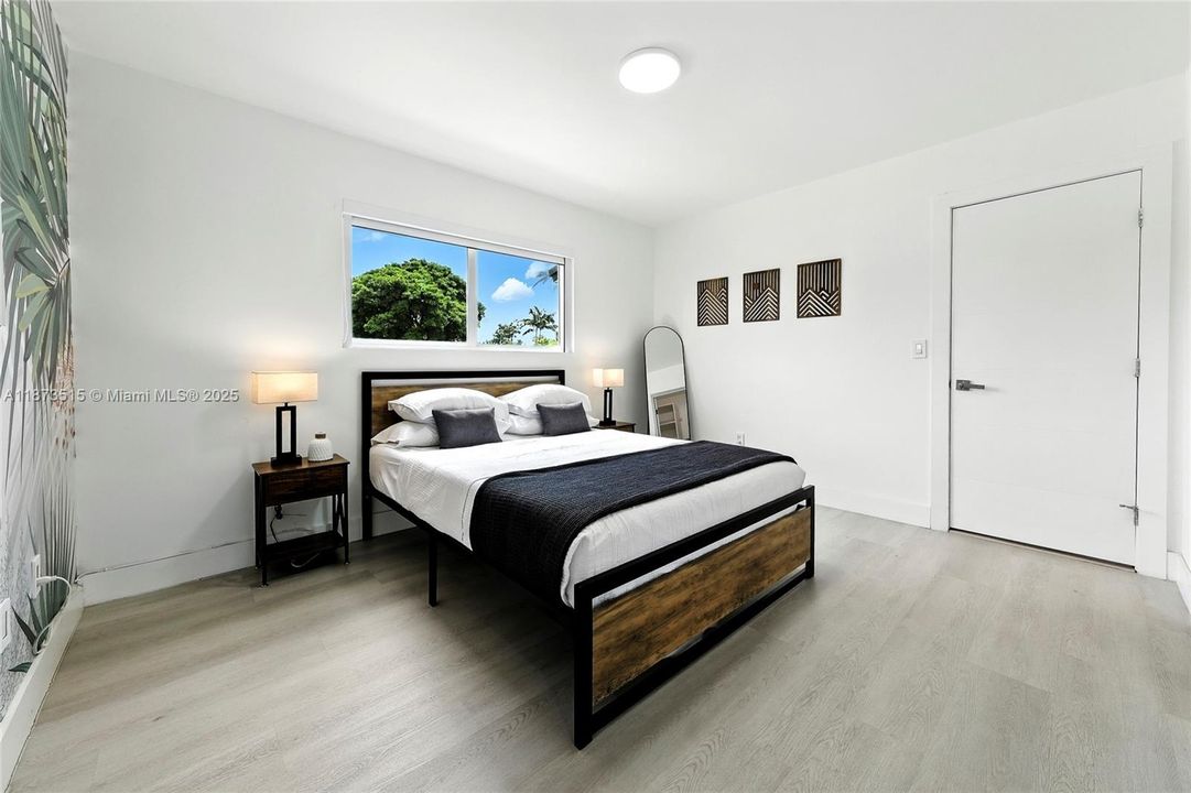 Под контрактом: $1,100,000 (5 спален, 3 ванн, 1950 Квадратных фут)