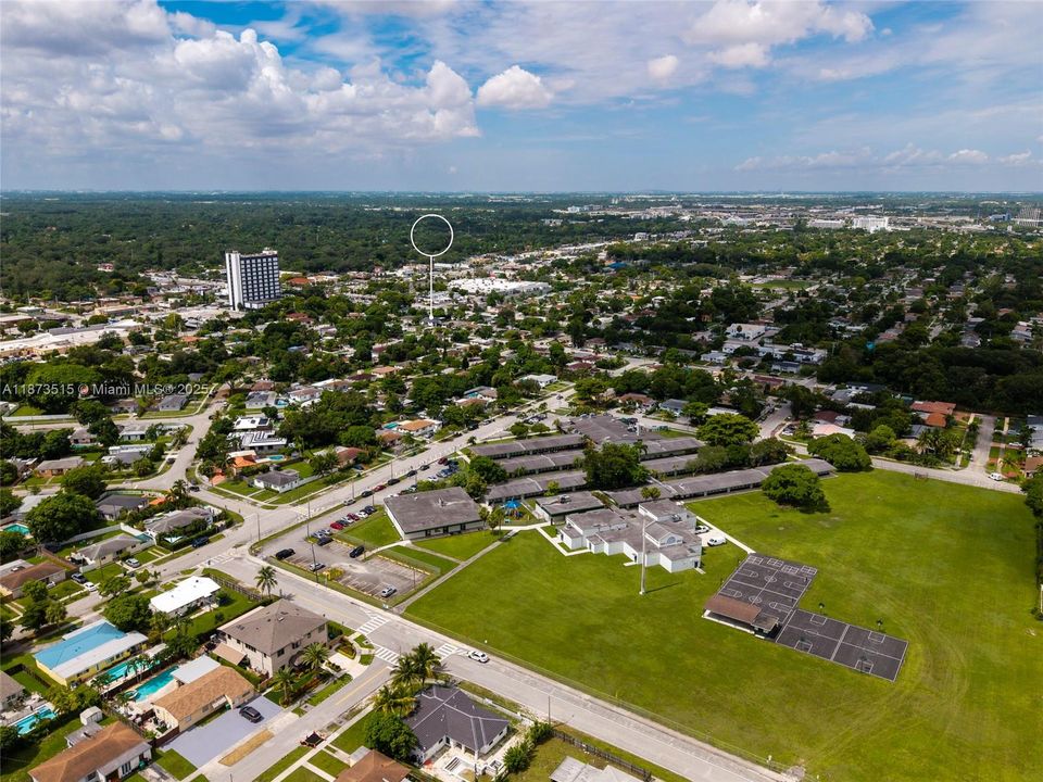 Под контрактом: $1,100,000 (5 спален, 3 ванн, 1950 Квадратных фут)