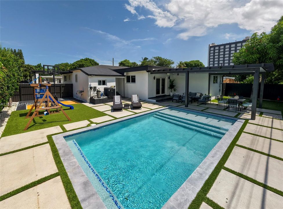 Под контрактом: $1,100,000 (5 спален, 3 ванн, 1950 Квадратных фут)