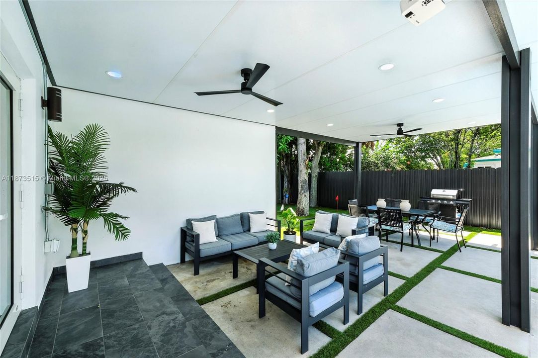 Под контрактом: $1,100,000 (5 спален, 3 ванн, 1950 Квадратных фут)