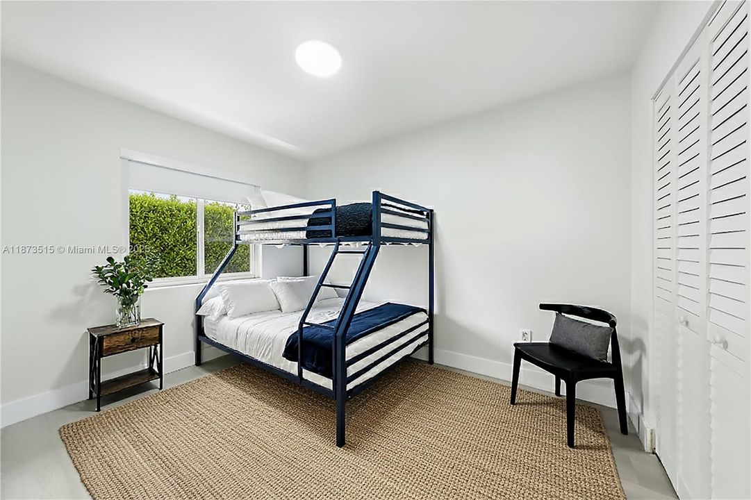 Под контрактом: $1,100,000 (5 спален, 3 ванн, 1950 Квадратных фут)