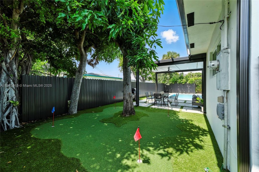 Под контрактом: $1,100,000 (5 спален, 3 ванн, 1950 Квадратных фут)