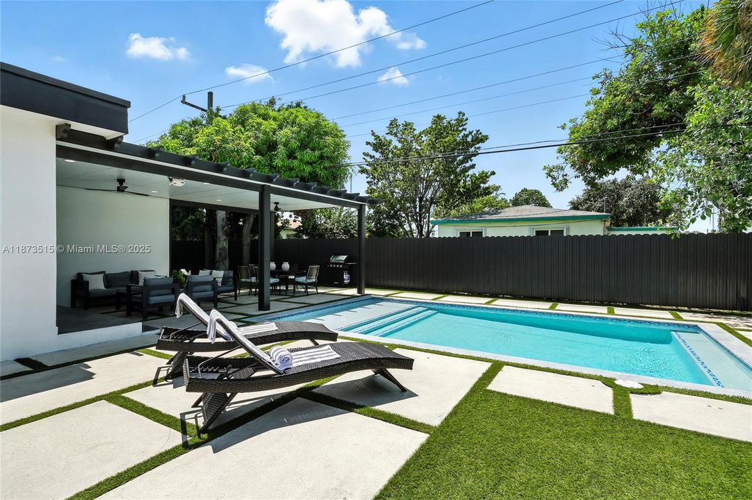 Под контрактом: $1,100,000 (5 спален, 3 ванн, 1950 Квадратных фут)