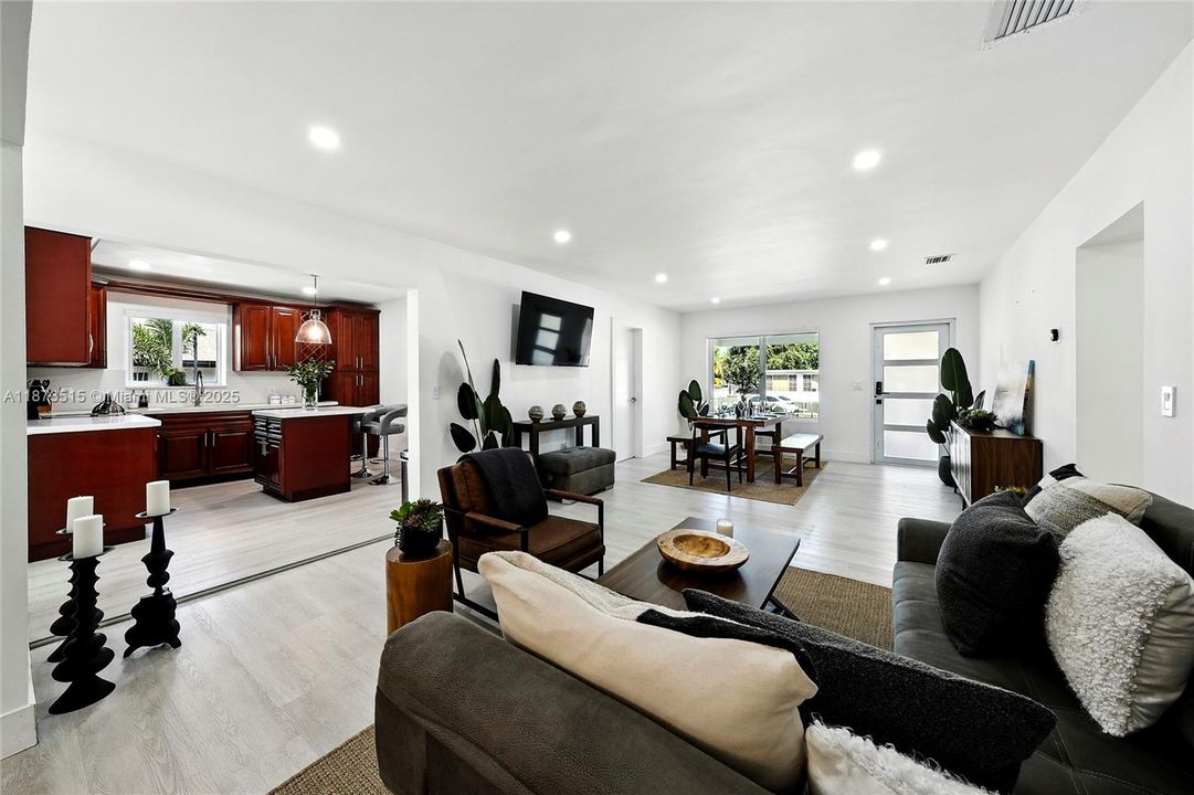 Под контрактом: $1,100,000 (5 спален, 3 ванн, 1950 Квадратных фут)