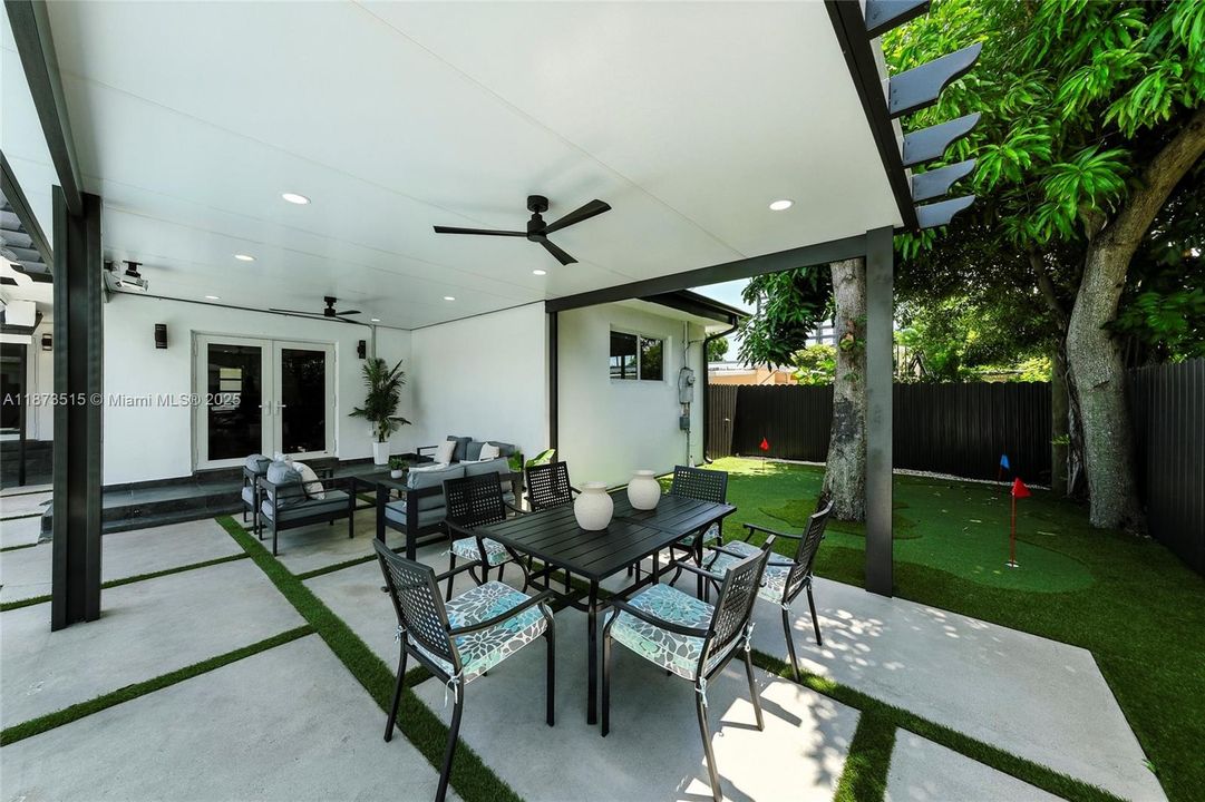 Под контрактом: $1,100,000 (5 спален, 3 ванн, 1950 Квадратных фут)