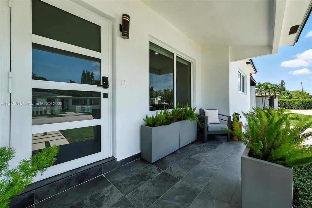 Под контрактом: $1,100,000 (5 спален, 3 ванн, 1950 Квадратных фут)