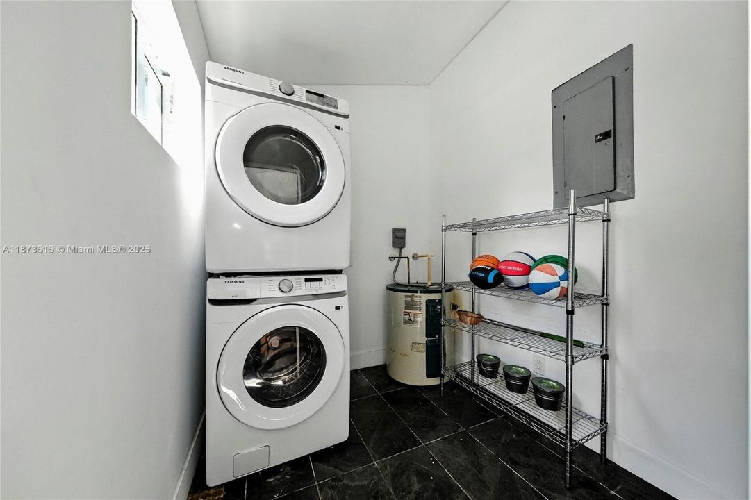 Под контрактом: $1,100,000 (5 спален, 3 ванн, 1950 Квадратных фут)