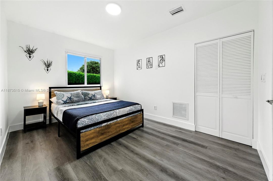 Под контрактом: $1,100,000 (5 спален, 3 ванн, 1950 Квадратных фут)