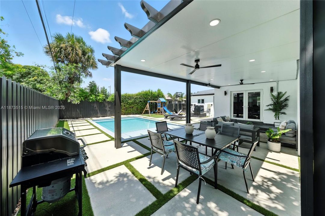 Под контрактом: $1,100,000 (5 спален, 3 ванн, 1950 Квадратных фут)