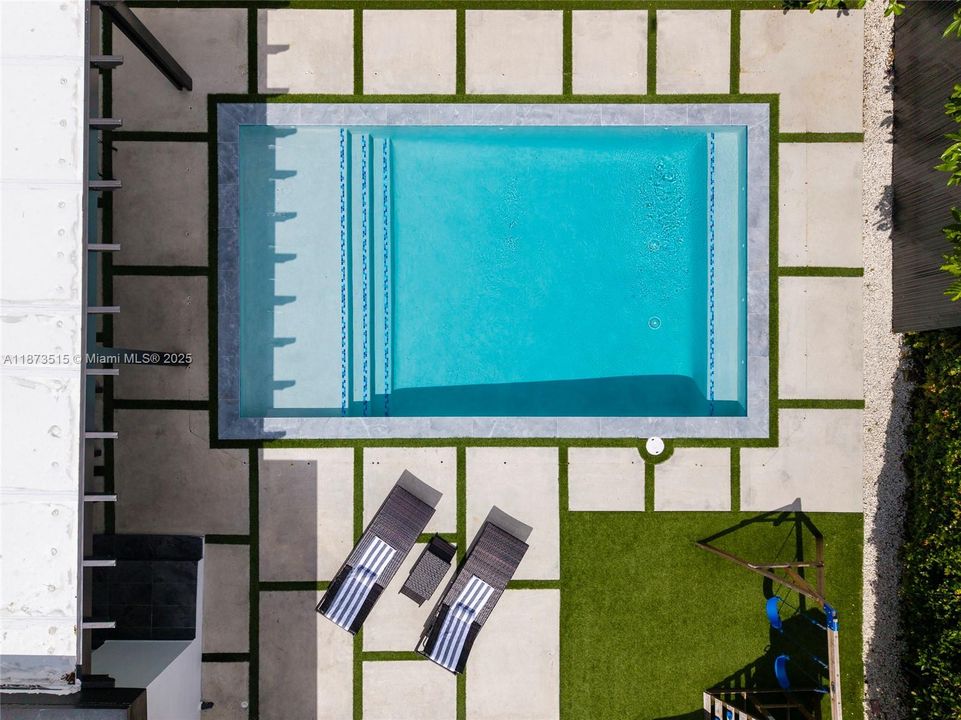 Под контрактом: $1,100,000 (5 спален, 3 ванн, 1950 Квадратных фут)