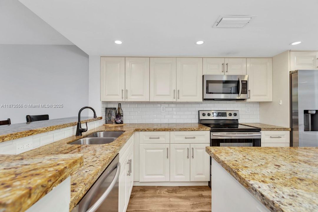 На продажу: $289,000 (2 спален, 2 ванн, 1230 Квадратных фут)