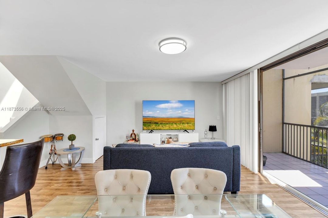 На продажу: $289,000 (2 спален, 2 ванн, 1230 Квадратных фут)